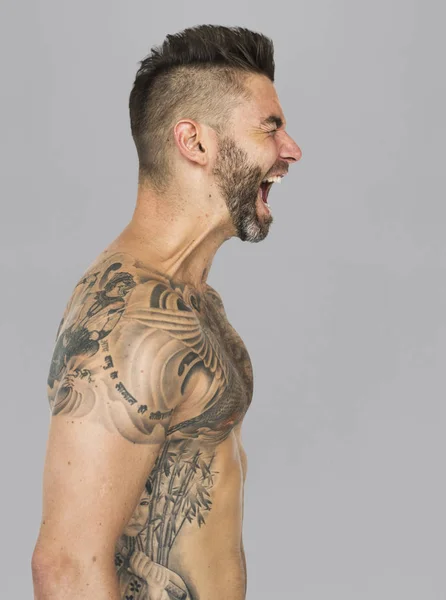 Gritando homem com tatuagens — Fotografia de Stock