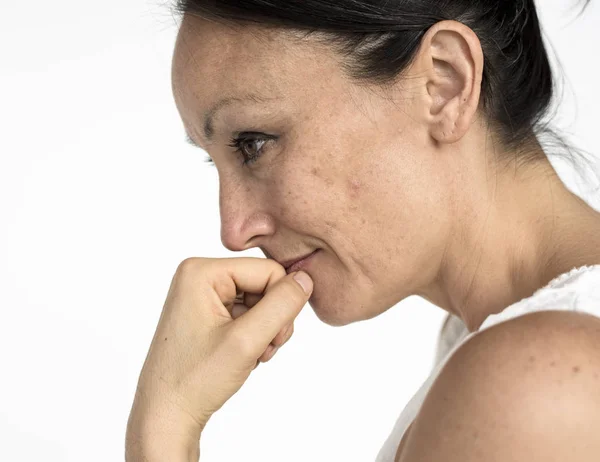 Doordachte brunette vrouw in studio — Stockfoto