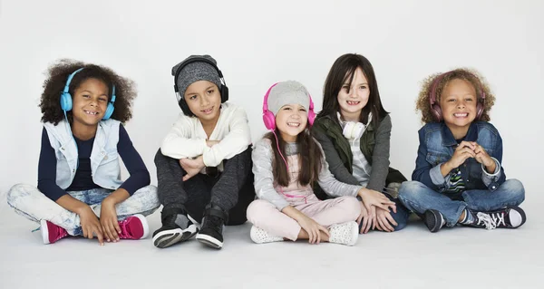 Grupp barn med hörlurar — Stockfoto