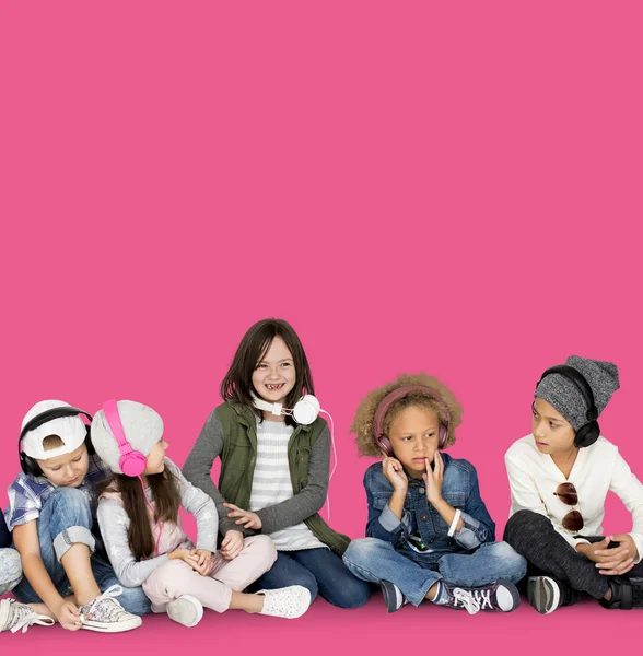 Grupa dzieci ze słuchawkami — Zdjęcie stockowe