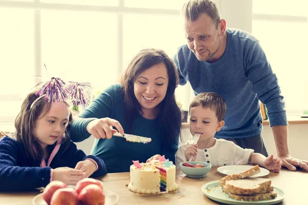 Familjen firar födelsedag — Stockfoto