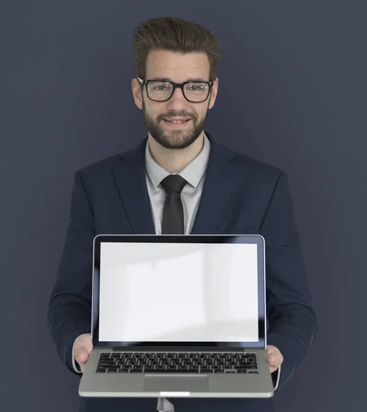 Бізнесмен, показуючи ноутбук в студії — стокове фото