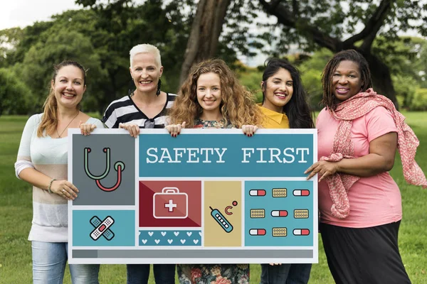 Frauen mit Plakat — Stockfoto