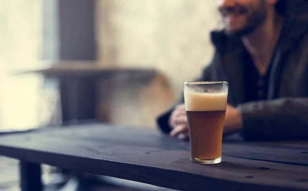 Nahaufnahme Glas mit Bier — Stockfoto