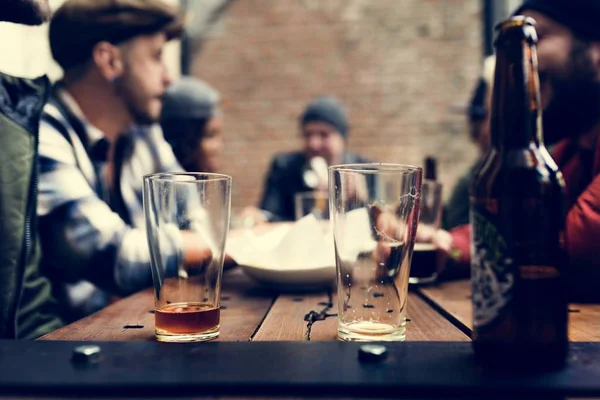 Różnorodność ludzi Świętujmy z piwem — Zdjęcie stockowe
