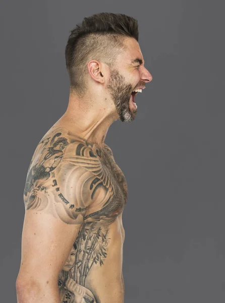 Gritando homem com tatuagens — Fotografia de Stock