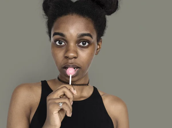 Mujer africana comiendo dulces —  Fotos de Stock