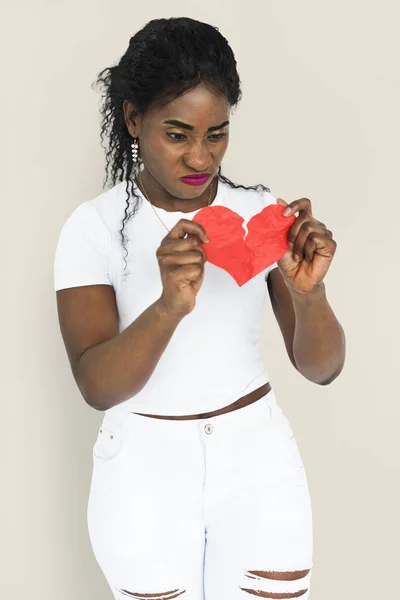 Afrikanerin mit gebrochenem roten Herzen — Stockfoto