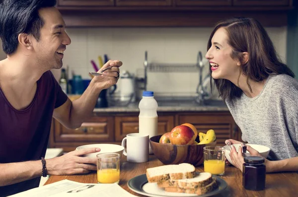 Pareja desayunando — Foto de Stock