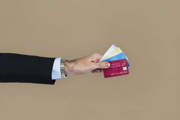 Homem de negócios segurando cartões de crédito — Fotografia de Stock