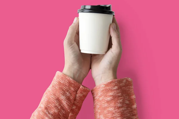 Händerna håller kaffekoppen — Stockfoto