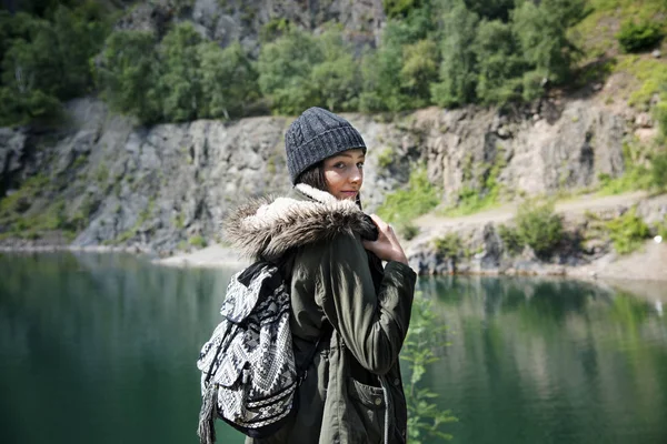 Frau verbringt Zeit in der Natur — Stockfoto