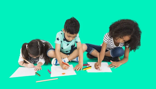 Kinder posieren im Studio — Stockfoto