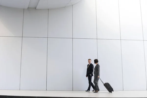 Gente de negocios caminando juntos — Foto de Stock