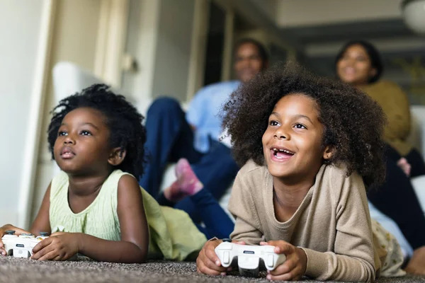 Zusjes spelen met joysticks — Stockfoto