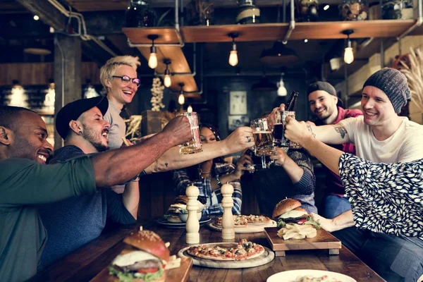 Pessoas da diversidade Comemorando com cerveja — Fotografia de Stock