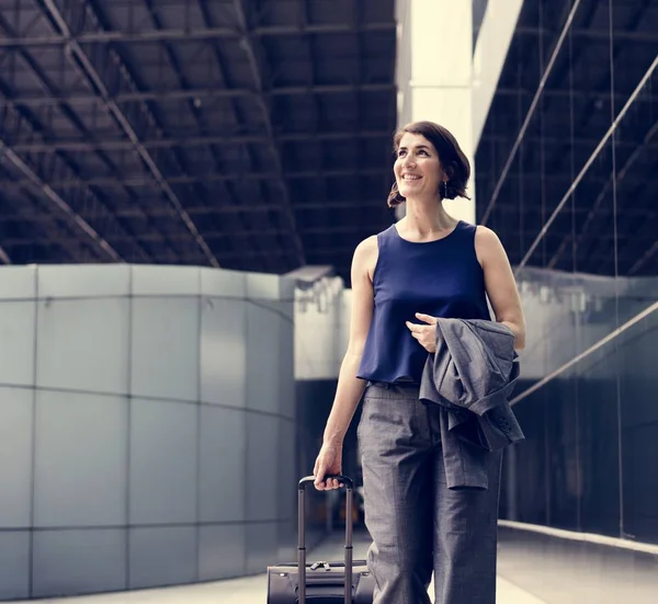 Femme d'affaires avec bagages — Photo