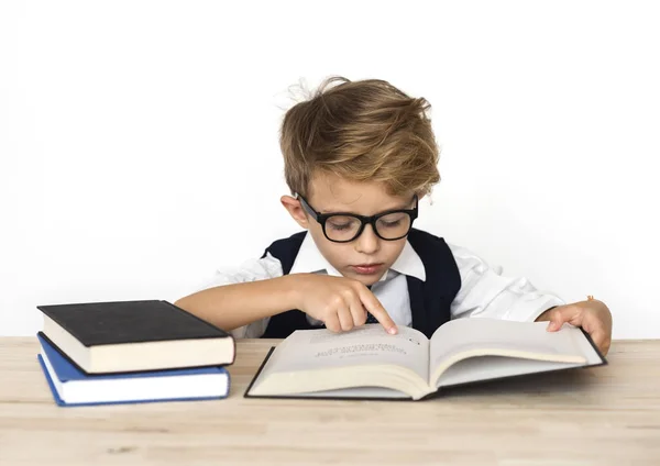 Studente in occhiali libro di lettura — Foto Stock