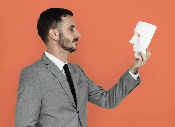 Homem de negócios olhando para máscara — Fotografia de Stock