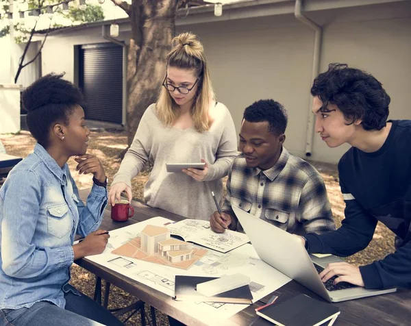 Estudiantes de diversidad lluvia de ideas —  Fotos de Stock