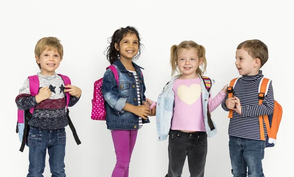 Kinderen dragen rugzakken — Stockfoto