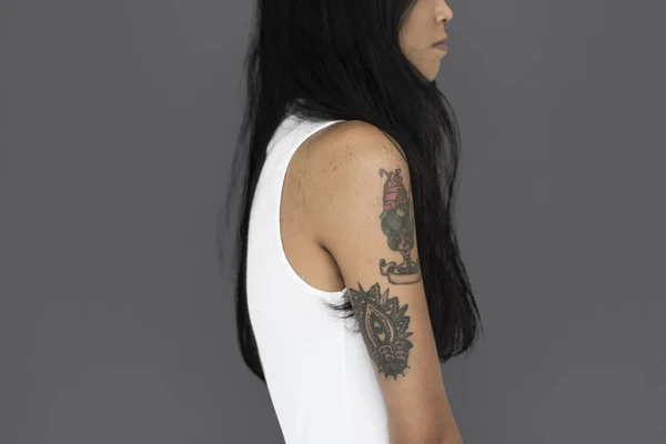 Mulher asiática com tatuagem — Fotografia de Stock