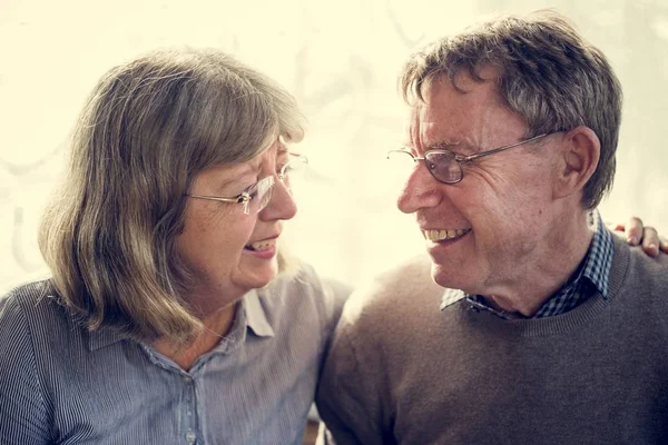 Seniorenpaar lächelt zusammen — Stockfoto