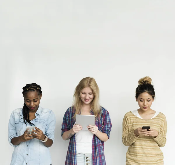 Freunde mit digitalen Geräten — Stockfoto