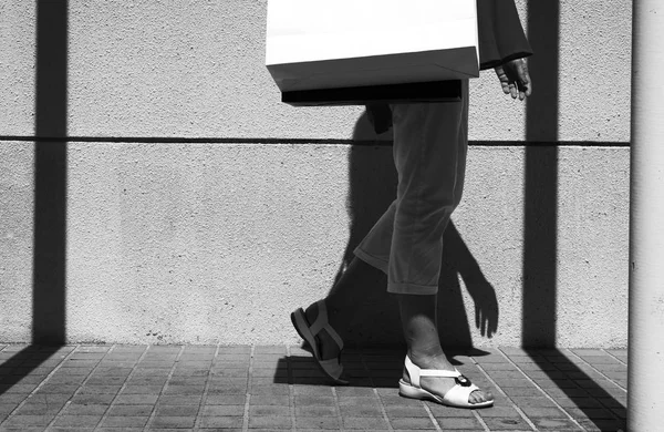 Žena kráčí s nákupními taškami — Stock fotografie