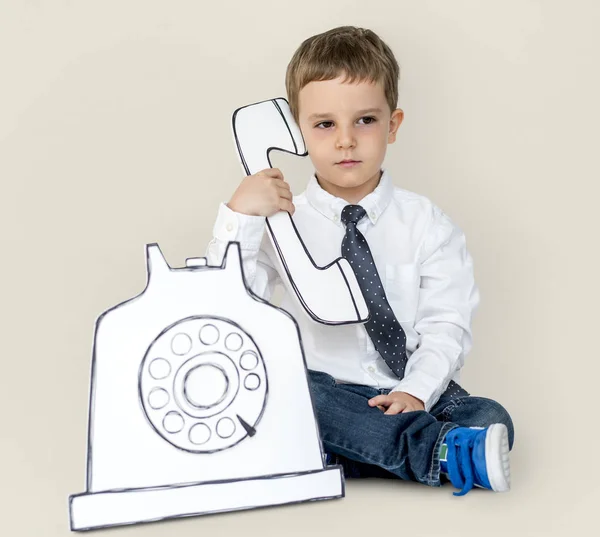 Niño sosteniendo papel teléfono — Foto de Stock