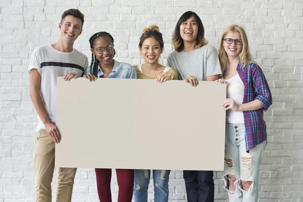 Vänner håller banner ihop — Stockfoto