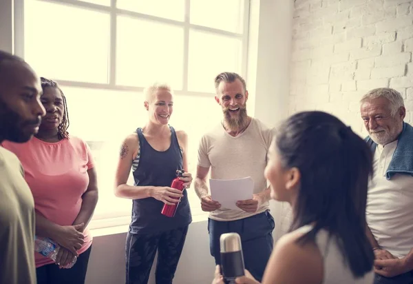 Grupo de personas hablando después de los ejercicios — Foto de Stock