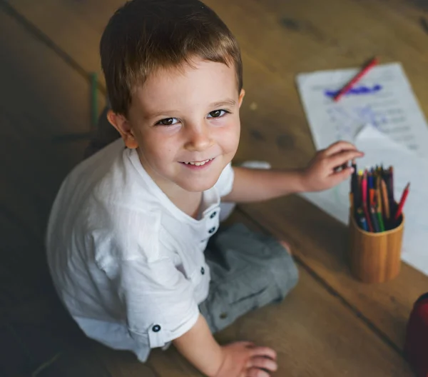 Маленький хлопчик малювання — стокове фото