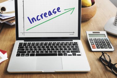 Ofis Masası üstünde laptop