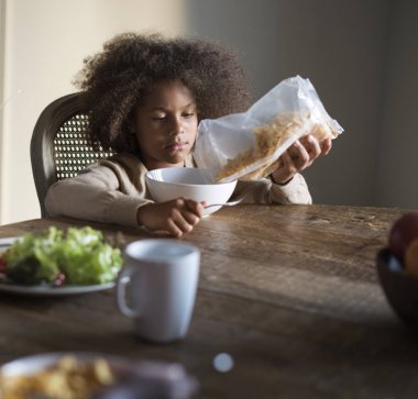 küçük kız having kahvaltı