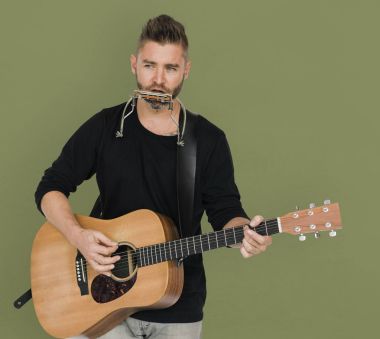 adam gitar ve mızıka