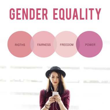 Akıllı telefon kullanan kadın