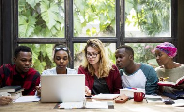 çeşitlilik öğrencilerin birlikte beyin fırtınası