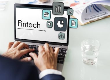 Dizüstü bilgisayar kullanan iş adamı