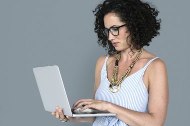 dizüstü bilgisayar kullanarak kıvırcık saçlı kadın