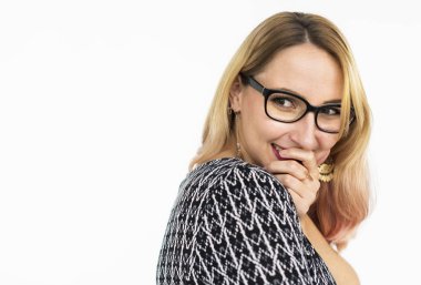 Kadın stüdyoda neşeli 