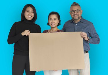 İnsanlar boş afiş tutarak