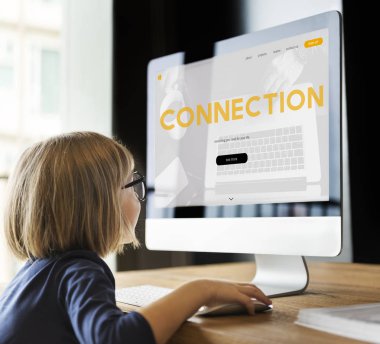 Bilgisayar kullanan kız