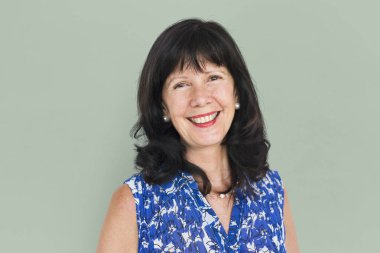 gülümseyen olgun beyaz kadın