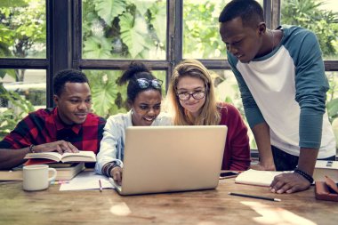 çok ırklı öğrenciler beyin fırtınası