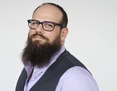 Adam gözlük ve sakallı