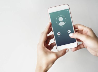 Cep telefonu ellerinde.
