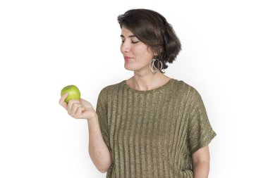 Yeşil elma tutan kadın