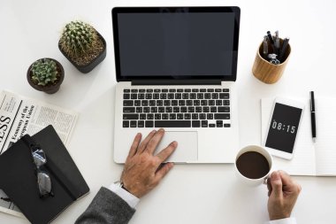 Dizüstü bilgisayar kullanan kişi