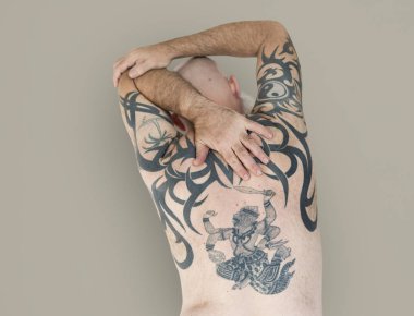 Sırt dövmesi olan adam